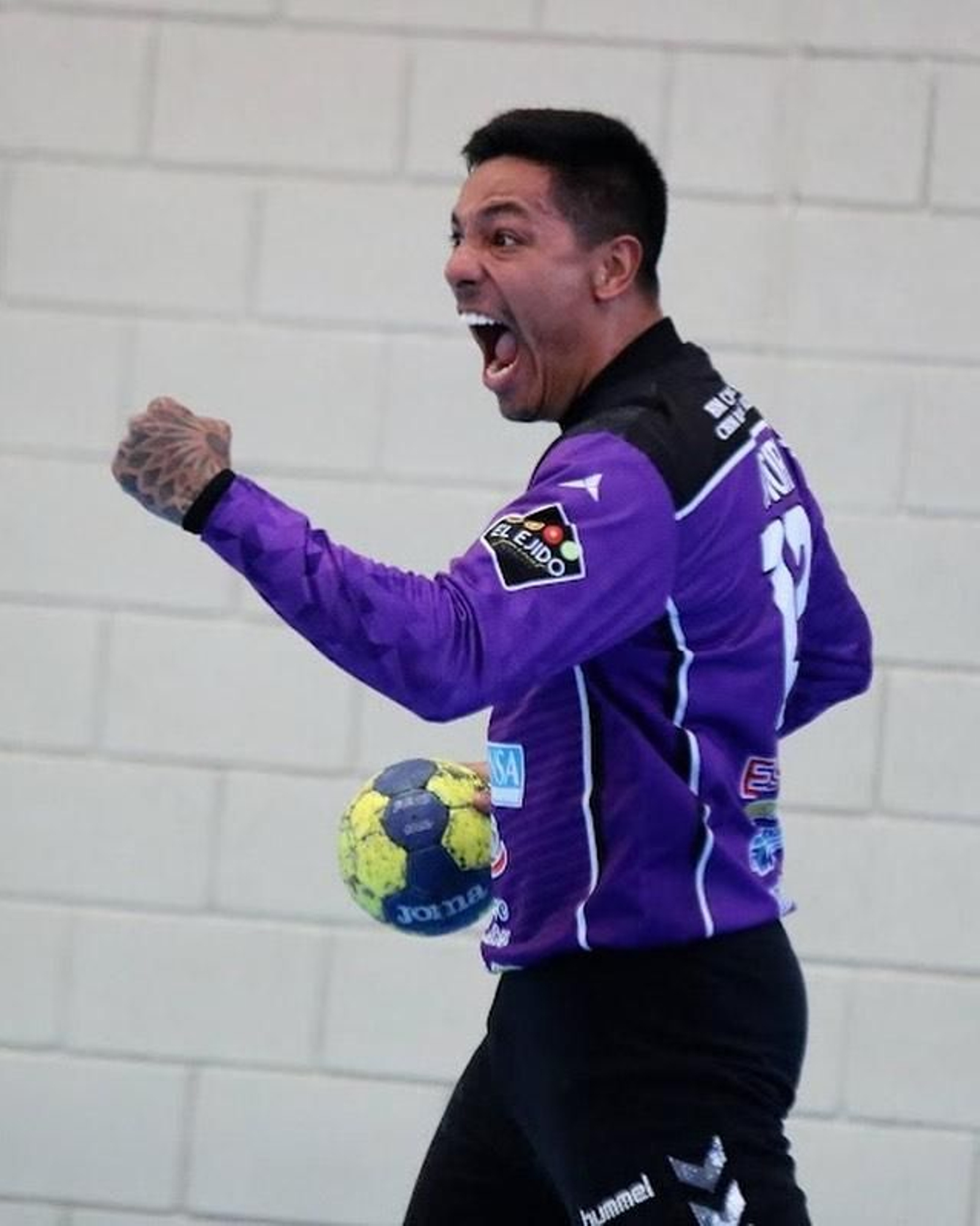 El guardameta del conjunto canterano-sureño celebra una parada ante los melillenses.