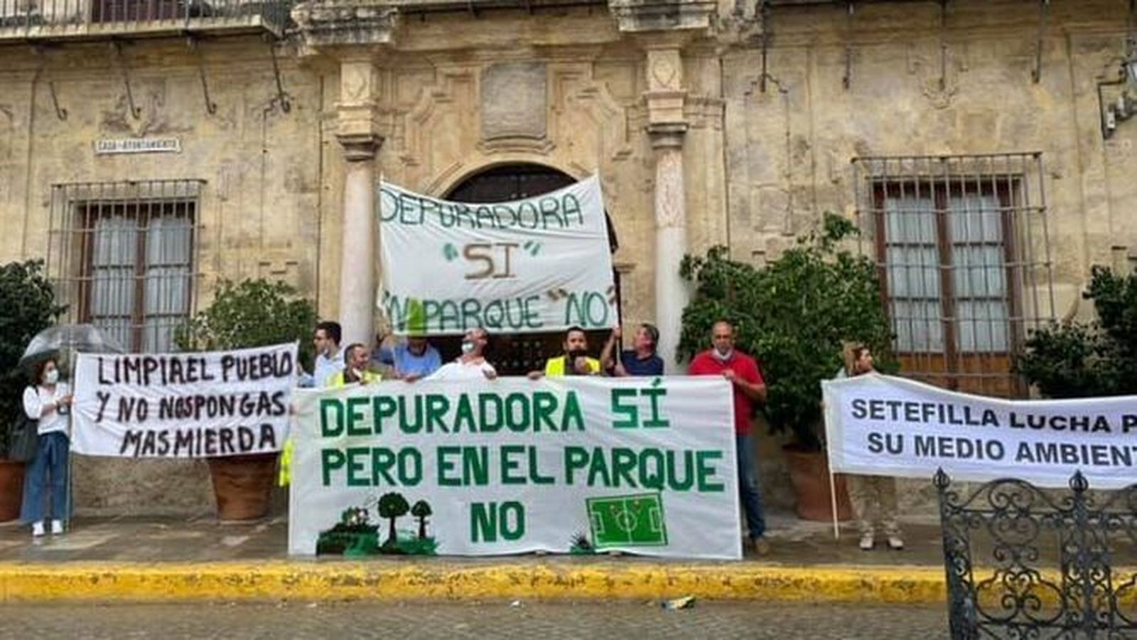 Vecinos concentrados ante el Ayuntamiento, en una imagen difundida por el PSOE de Lora, que ha participado en la marcha.
