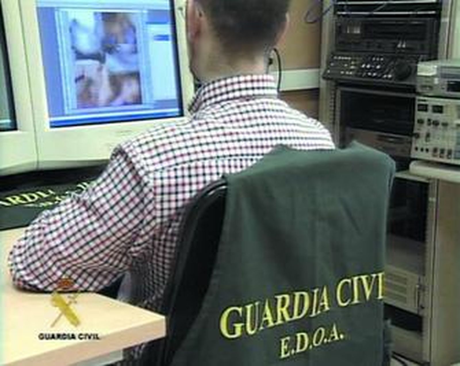 Un agente observa imágenes intervenidas.