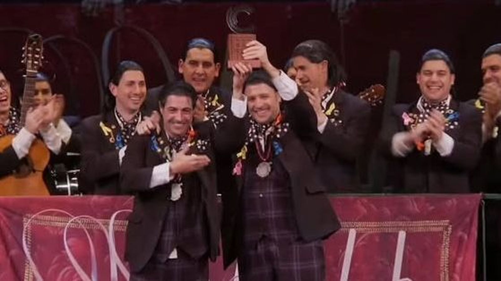 Bizcocho (i) y Pablo de la Prida (d), con el primer premio y la chirigota Ssshhhhh!!! de fondo.