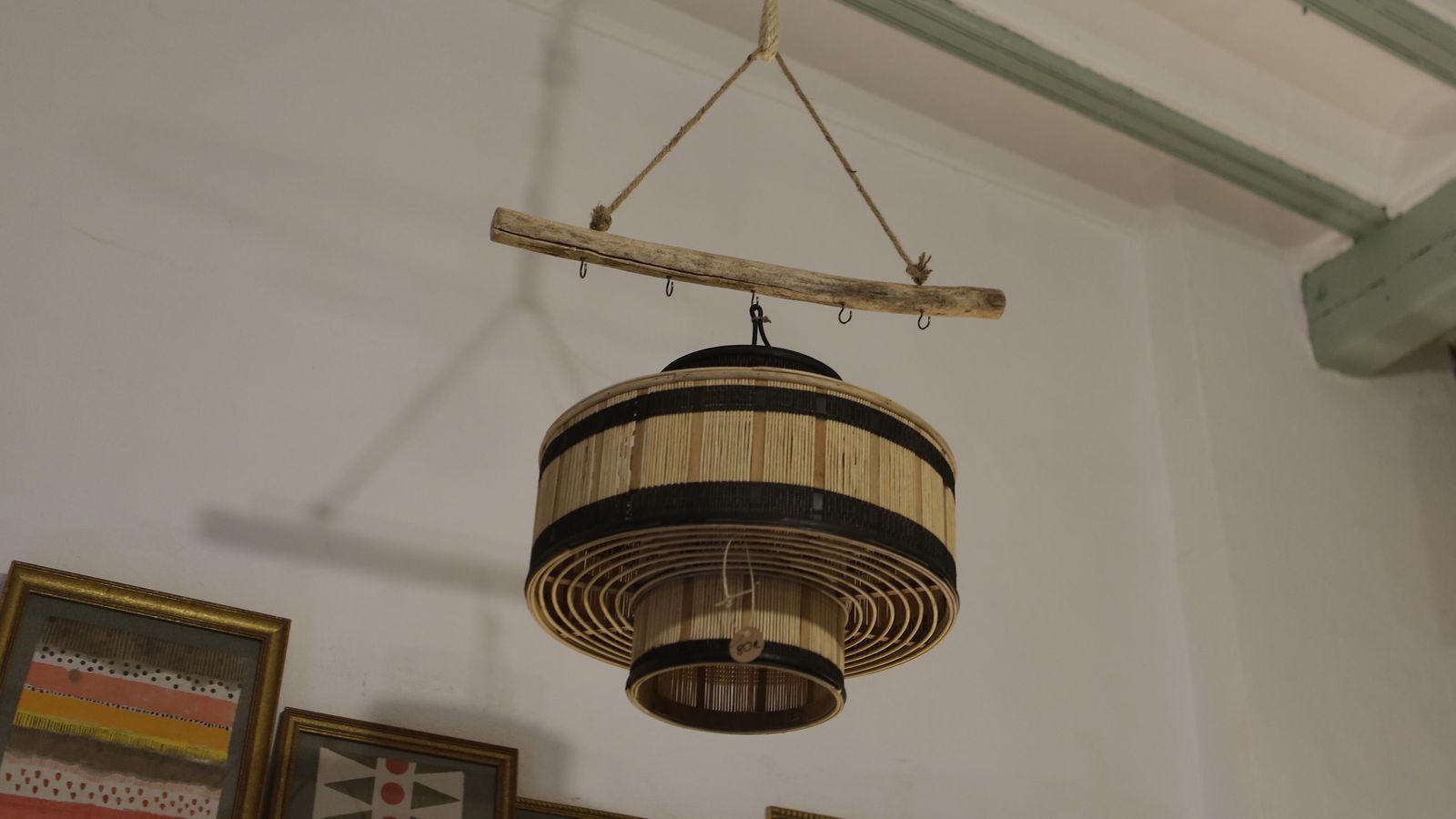 Una de las lámparas que hacen en madera.