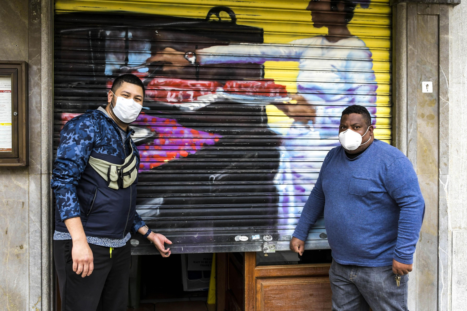 Un negocio granadino preparándose para abrir hoy tras pasar a la fase 1 de la desescalada.