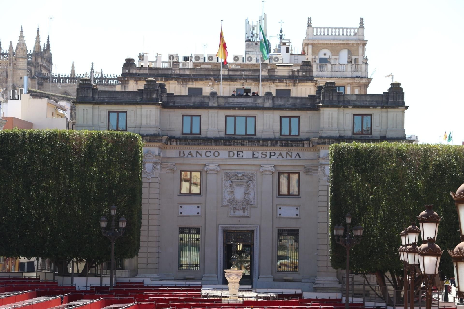 Fachada principal del Banco de España, que mira a la Plaza de San Francisco.
