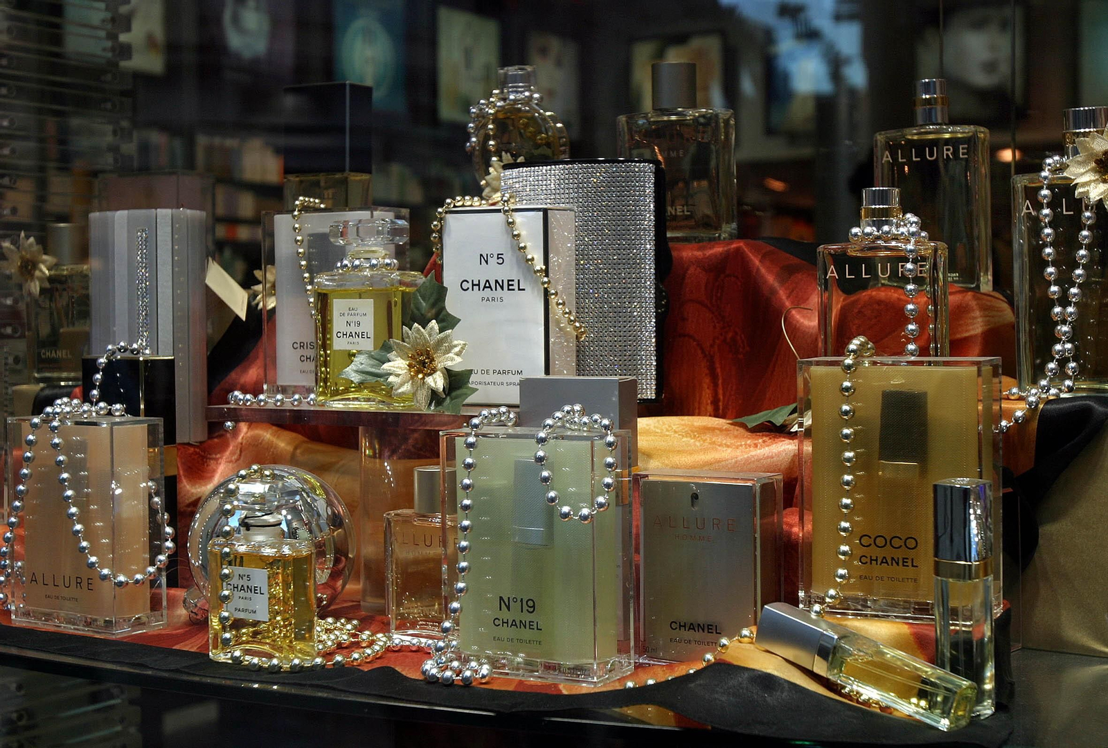 Escaparate de una tienda andaluza con perfumes de Chanel.