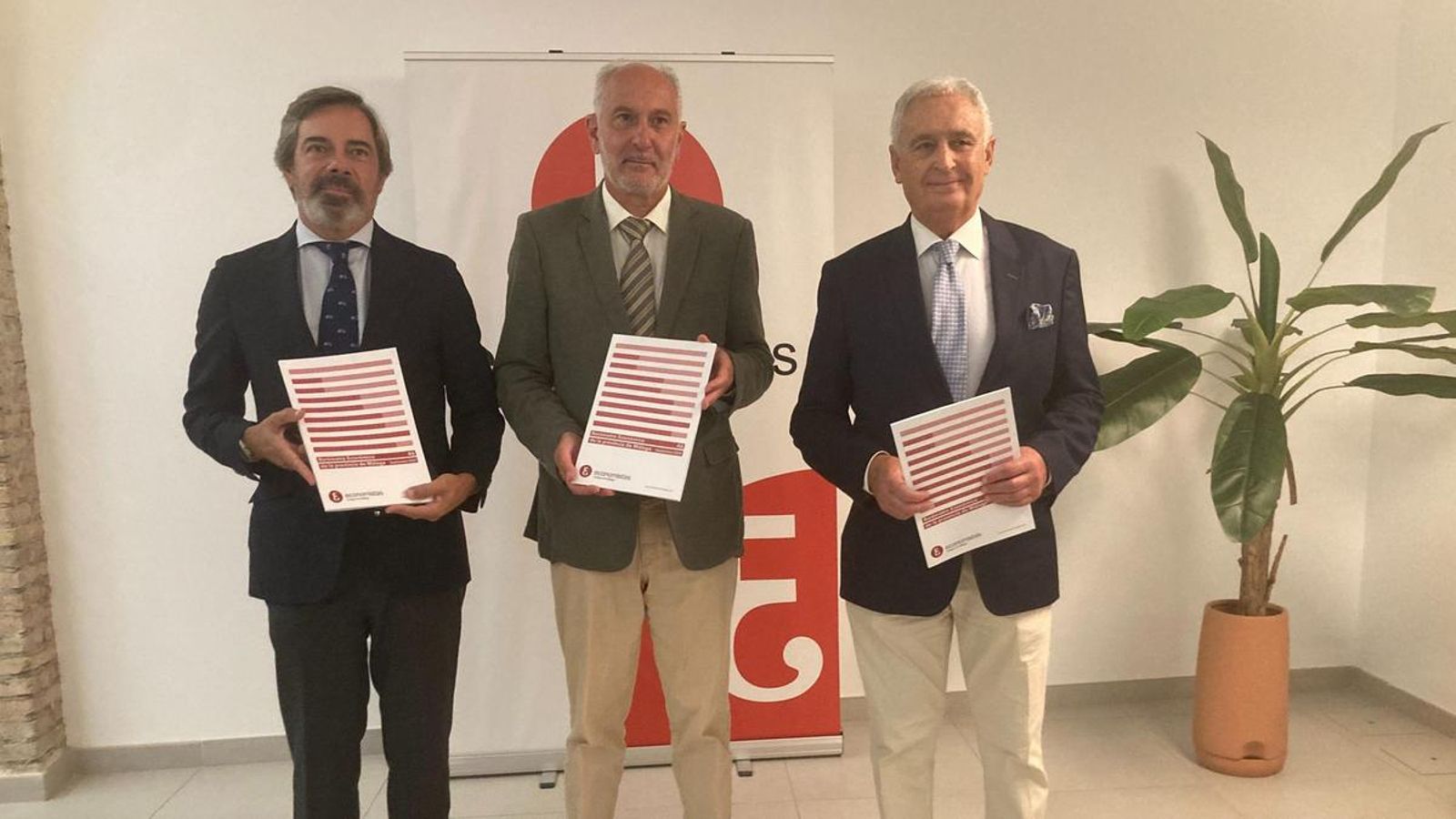 El decano del Colegio de Economistas, Manuel Méndez, junto al director de Servicios de Estudios, Javier Font (i.) y el vicedecano, Antonio Pedraza (d.). El decano del Colegio de Economistas, Manuel Méndez, junto al director de Servicios de Estudios, Javier Font (i.) y el vicedecano, Antonio Pedraza (d.).