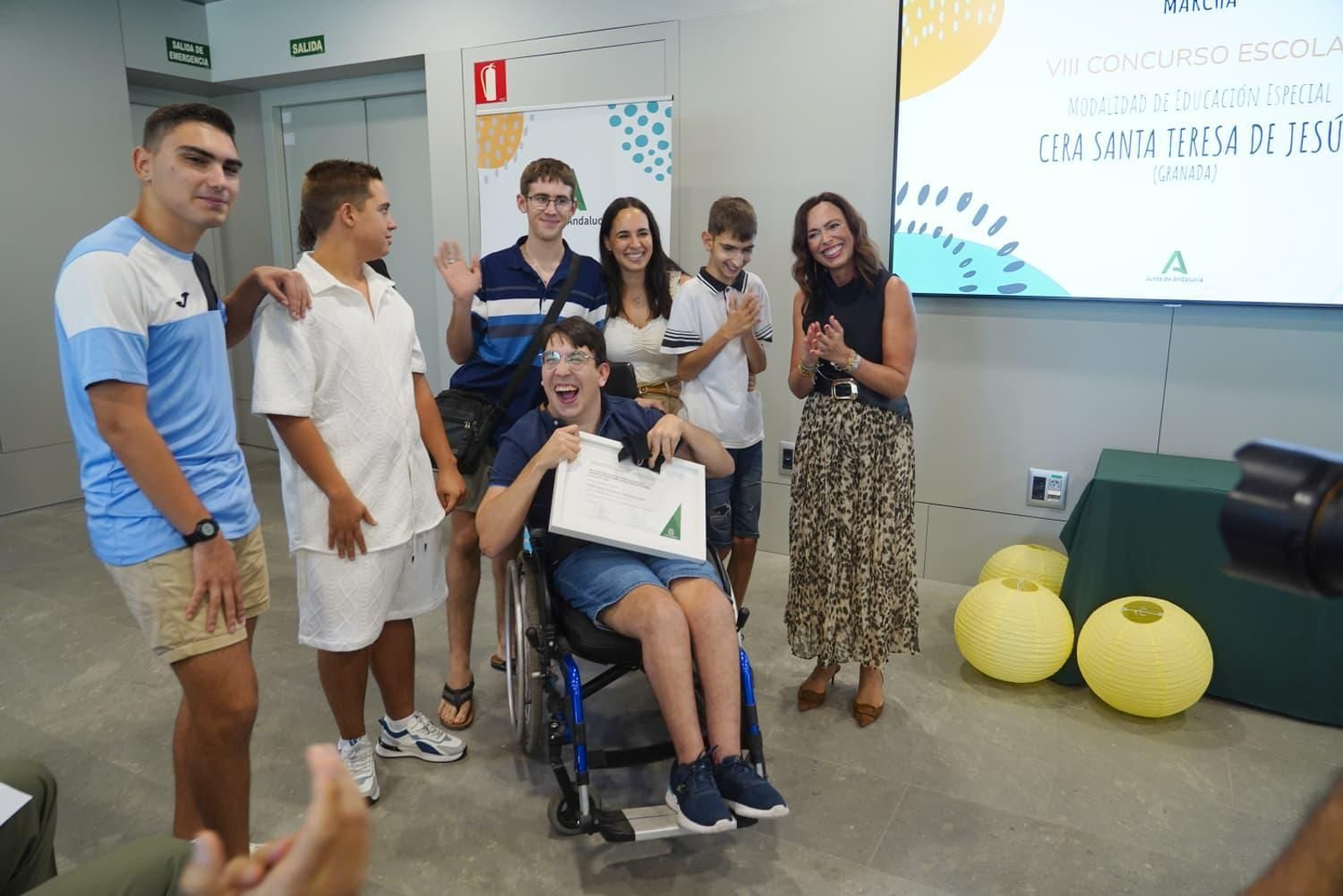 La consejera Rocío Díaz entrega el galardón a alumnos del CERA Santa Teresa de Granada