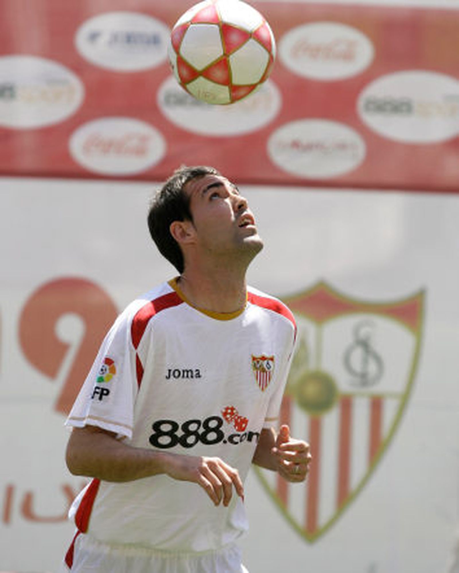 Fernando Navarro llega al Sevilla "para ganar títulos"