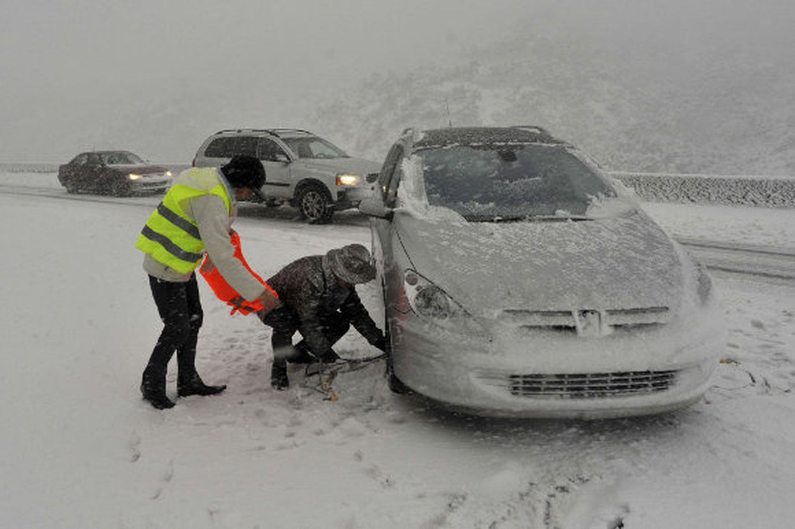 Más de un centenar de municipios catalanes continúan sin luz