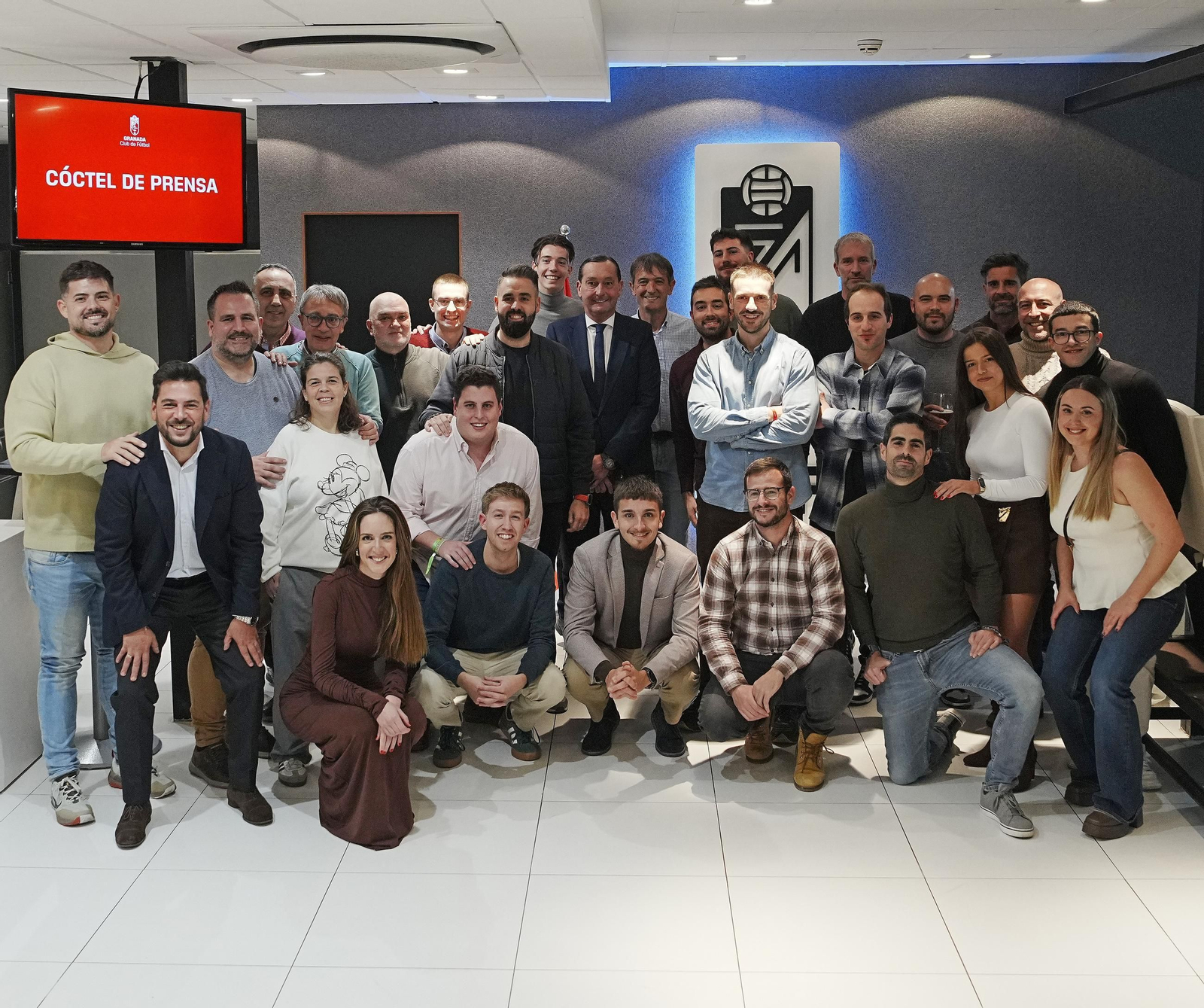 Foto de familia durante el encuentro celebrado este jueves en el estadio