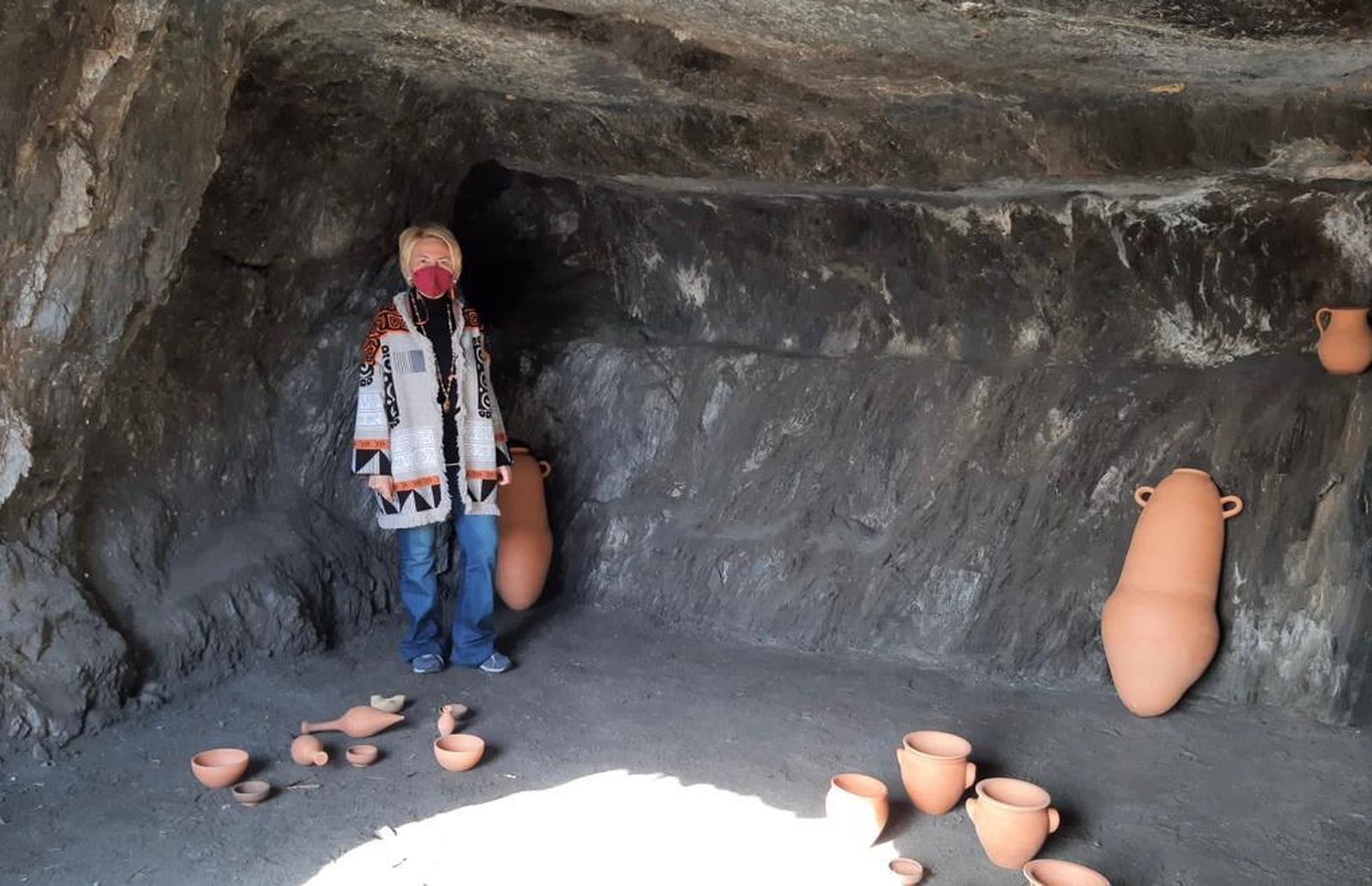 La delegada de Cultura, Eloisa Cabrera en su visita al yacimiento arqueológico de Villaricos.