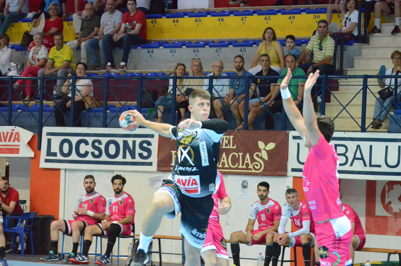 Pablo Martín intenta superar a la defensa del Cangas.