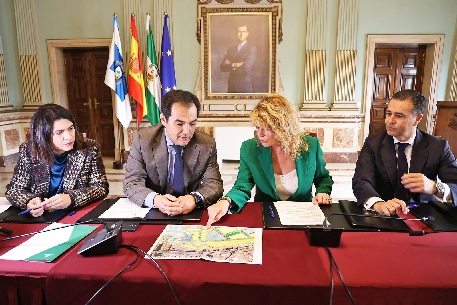 Imágenes de la firma del convenio para la cesión de los terrenos para la construcción de la Ciudad de la Justicia. Imágenes de la firma del convenio para la cesión de los terrenos para la construcción de la Ciudad de la Justicia.