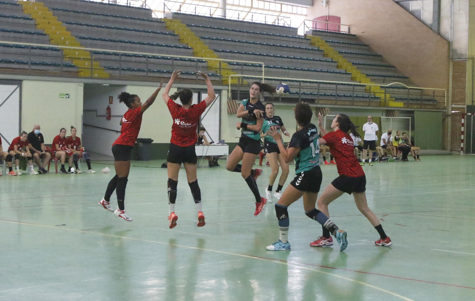 Partido amistoso ante el Elche, con las gradas de La Fuensanta vacías.