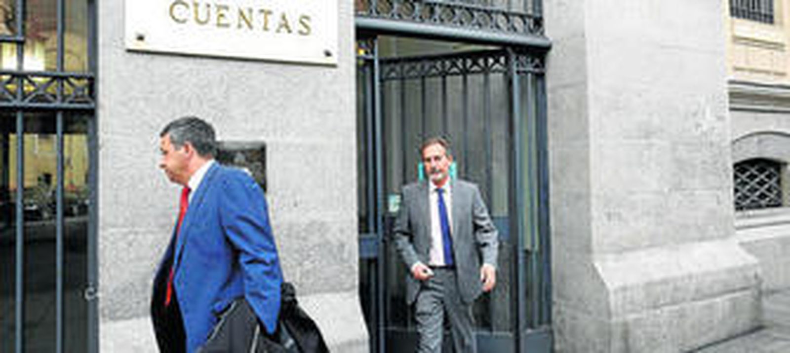 Clemente Ruiz, en octubre de 2013, al salir del Tribunal de Cuentas el día del juicio contable.