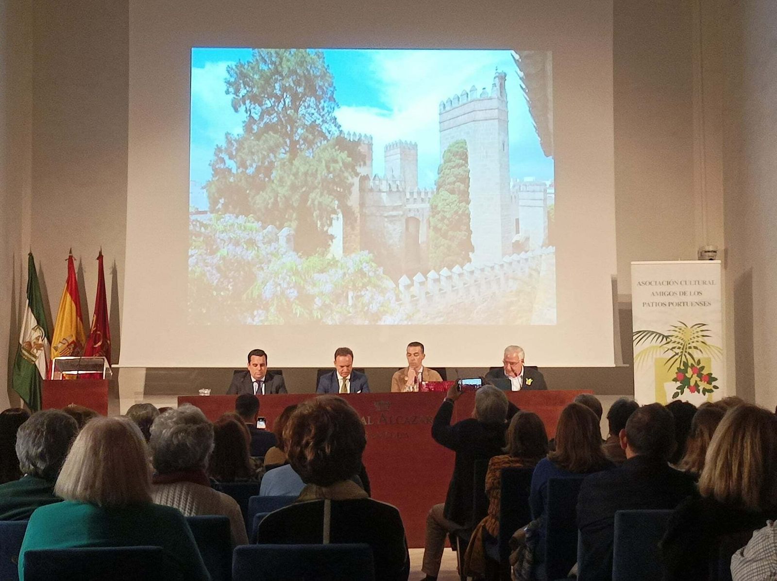 Una imagen de la mesa al completo en el acto celebrado en Sevilla.