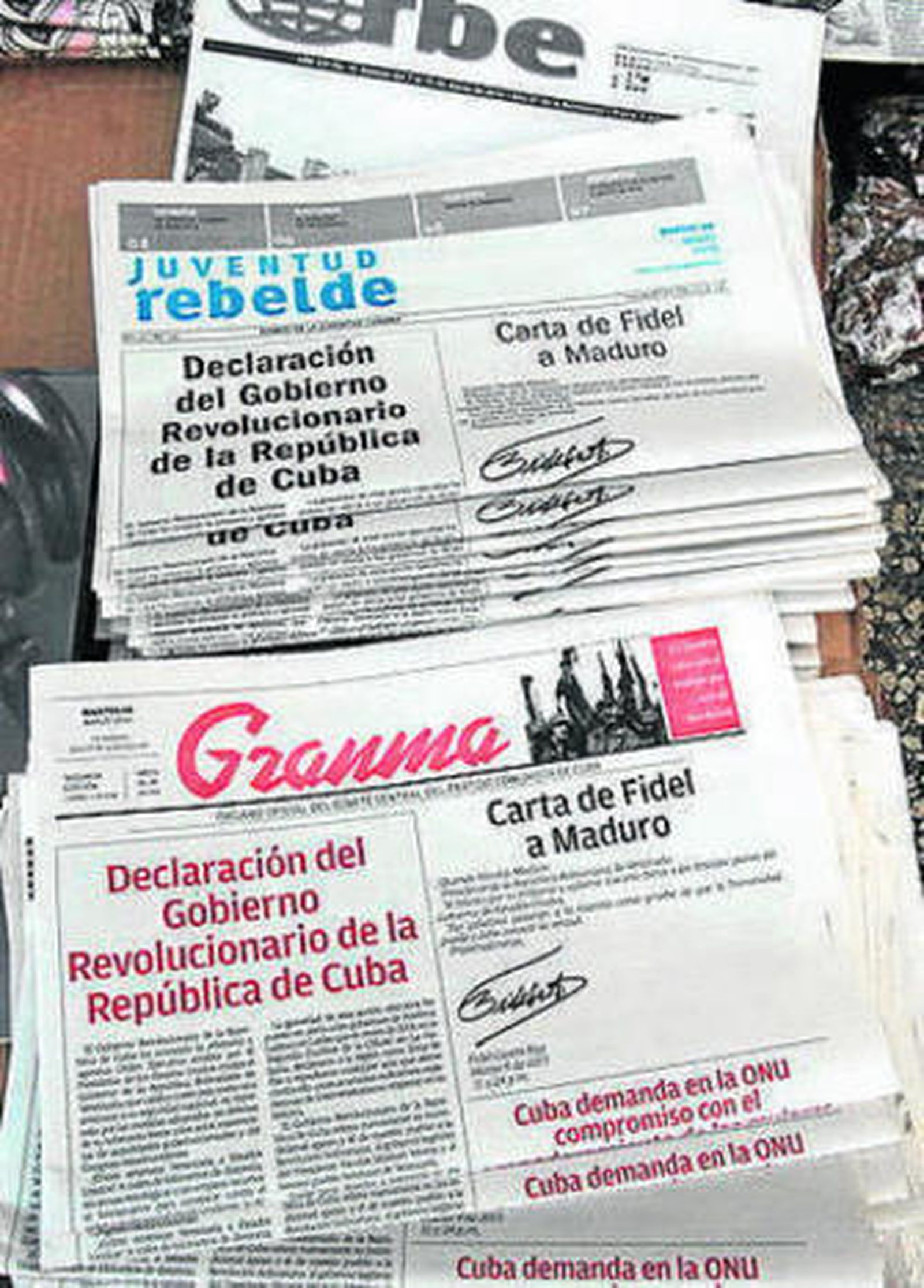 El presidente Maduro estrechaba el lunes la mano de Gustavo González López tras designarlo nuevo ministro de Interior en Caracas.