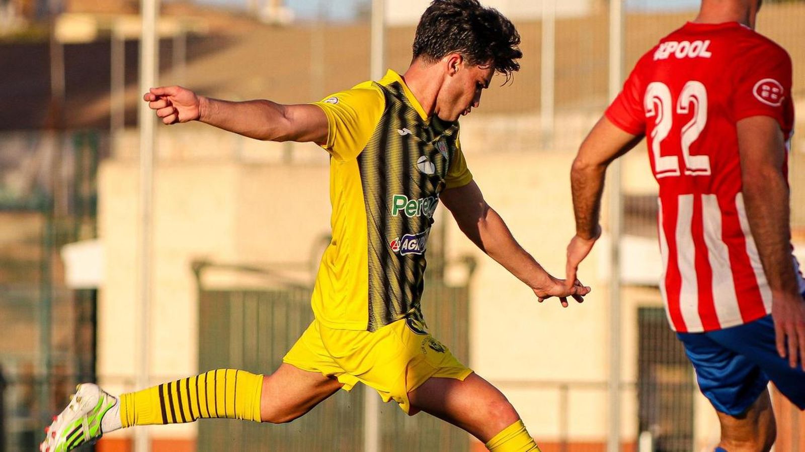 Antonio Jesús disputando una pelota con el CA Pulpileño.