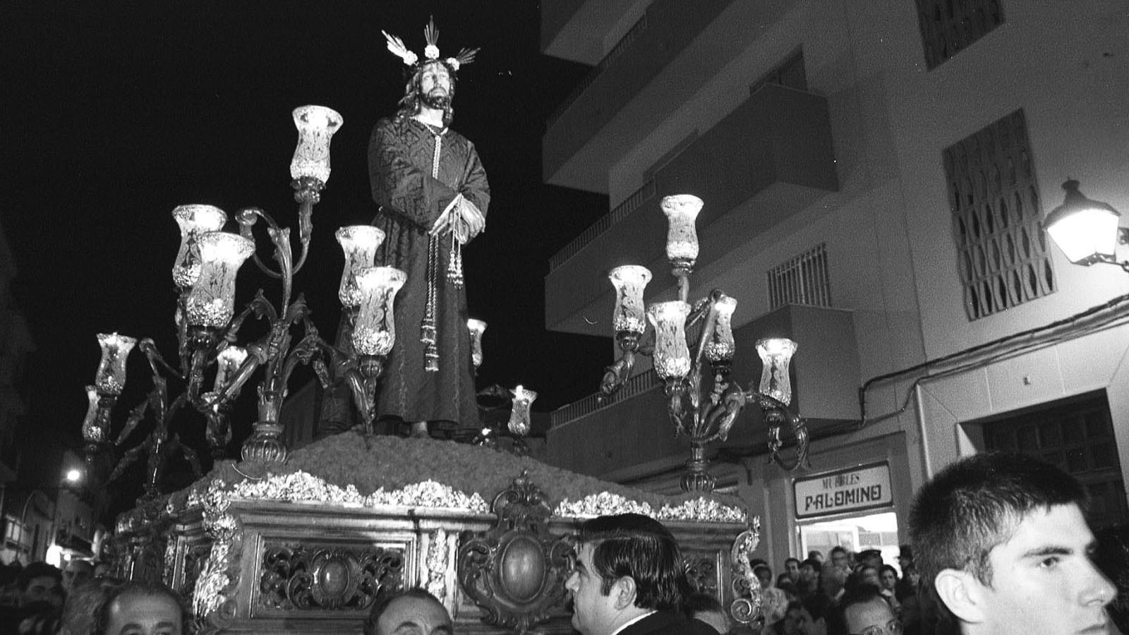 El Señor de la Sentencia, durante el Viacrucis que presidió en la Cuaresma de 2001.