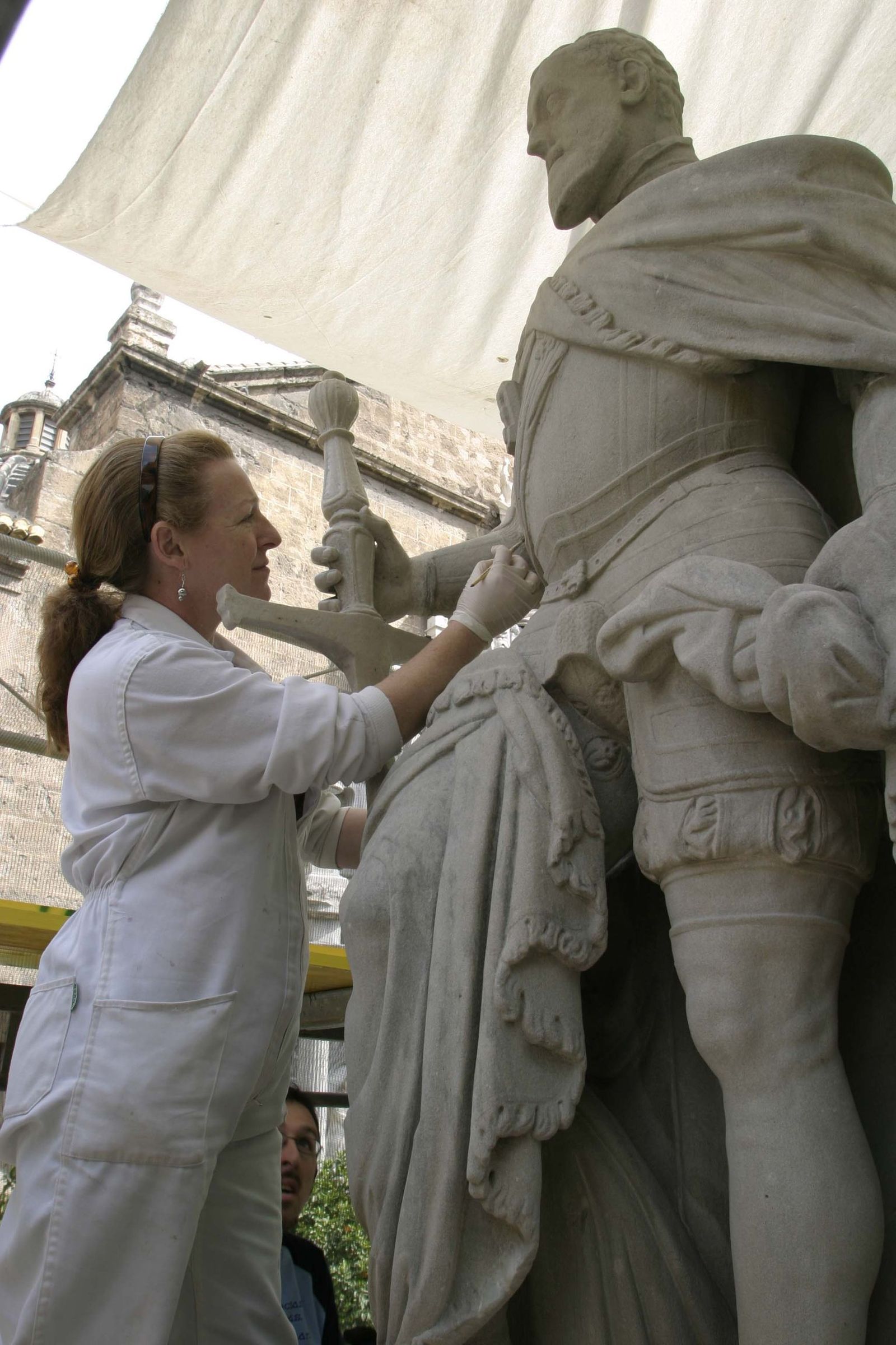 Restauración de la estatua de Carlos V en la plaza de la Universidad de Granada.