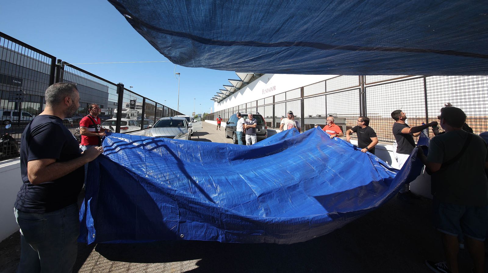Trabajadores en la puerta de la bodega.