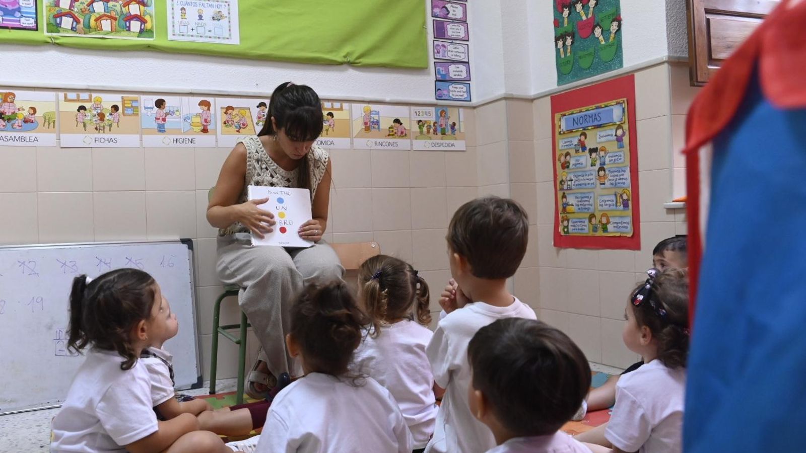 Una profesora del colegio Jesús Nazareno el primer día de clases Una profesora del colegio Jesús Nazareno el primer día de clases
