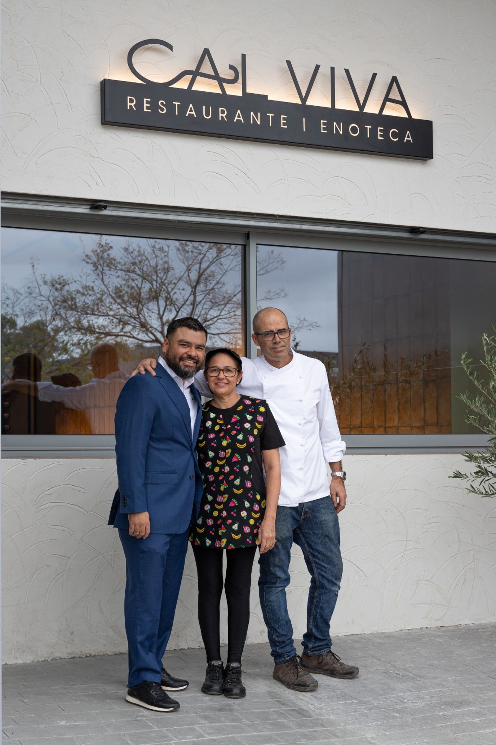 Julio Domínguez, Teresa Gómez y Leo Ramos en la puerta de Cal Viva.