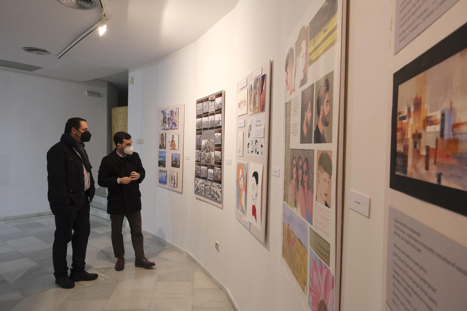 Juan Manuel Martín junto a Carlos Sánchez viendo algunas de las obras de la exposición. Juan Manuel Martín junto a Carlos Sánchez viendo algunas de las obras de la exposición.