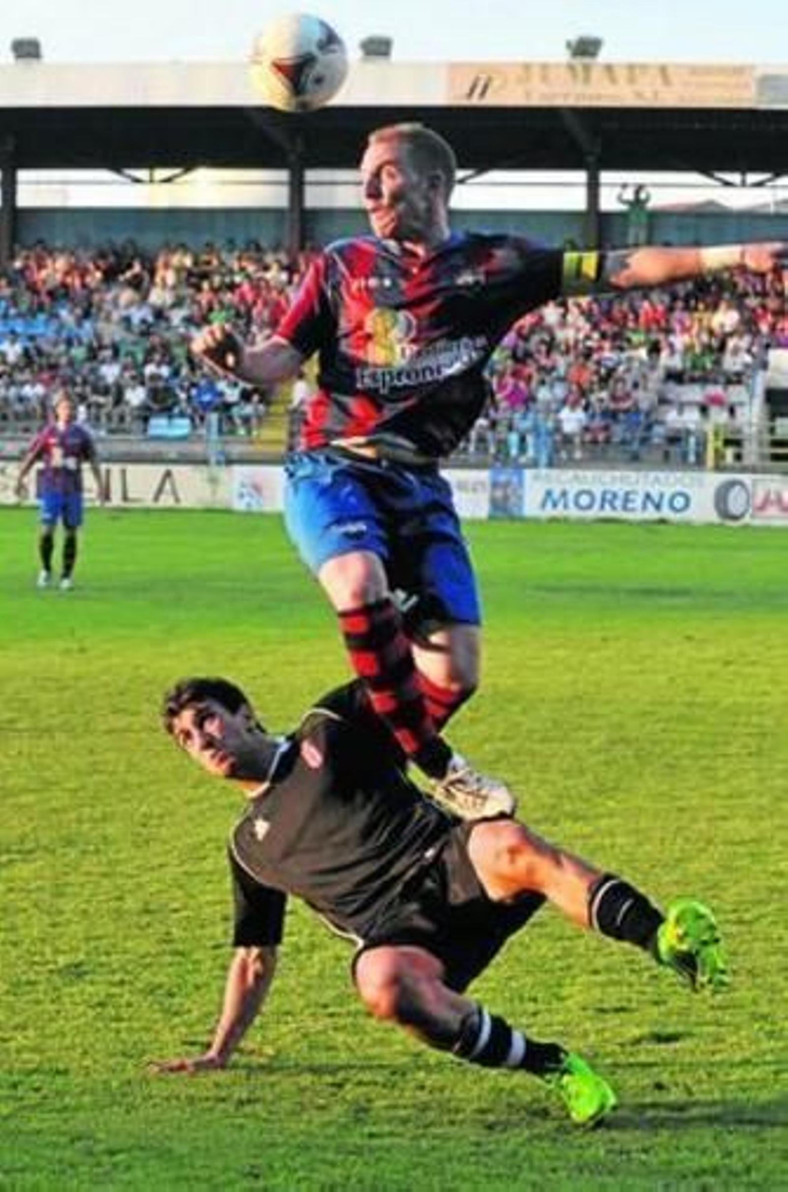 El capitán extremeño Ruiz salta por encima de Isco.