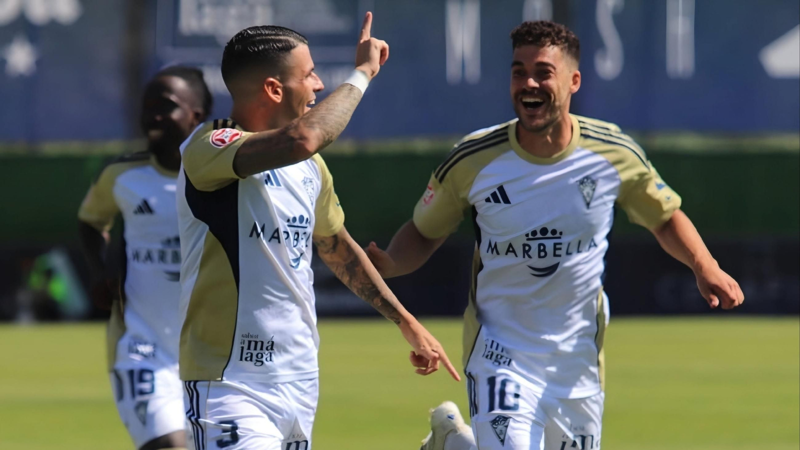 El Marbella FC celebra un gol de Álex Martínez en casa ante la UD Ibiza