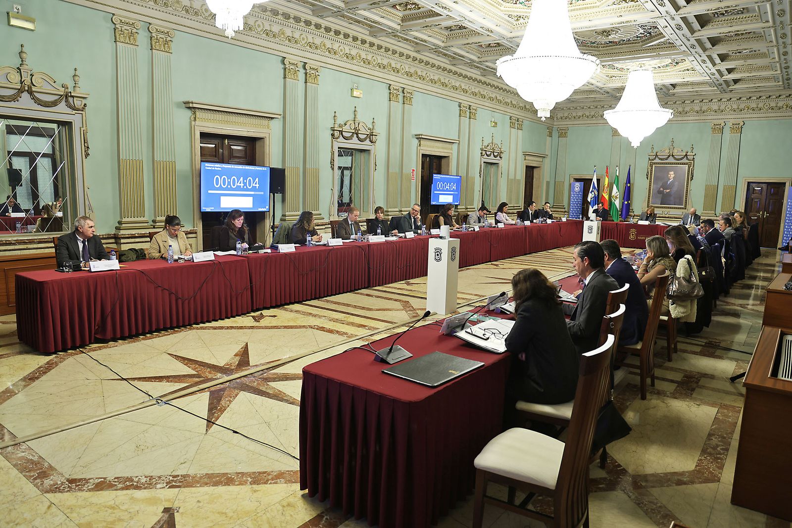 Las fotografías del pleno extraordinario en el Ayuntamiento de Huelva por la concesión de distinciones y honores de la Ciudad de Huelva