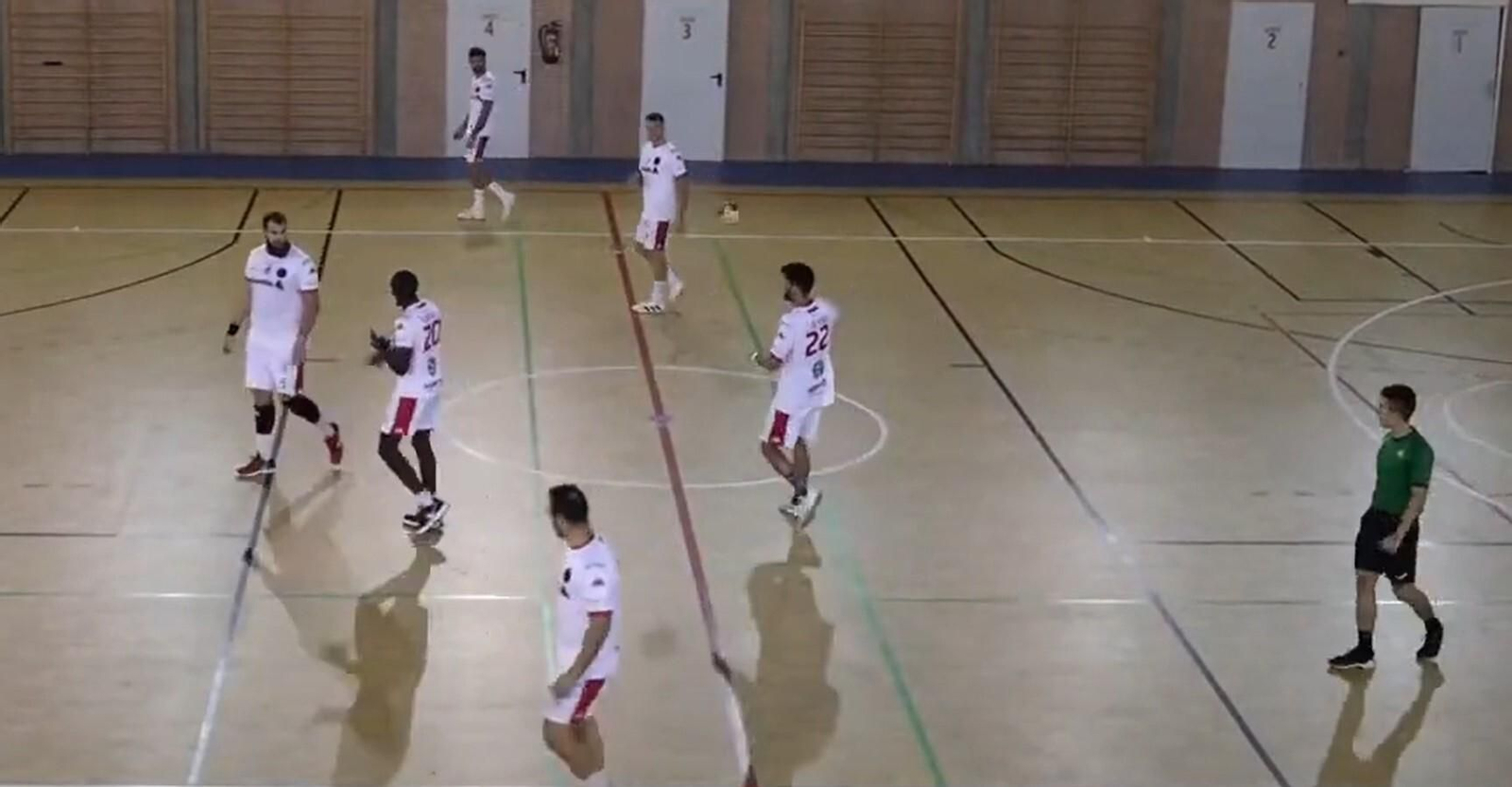 El francés Mpati conversa con Juan Andreu tras recibir un gol en la segunda parte.