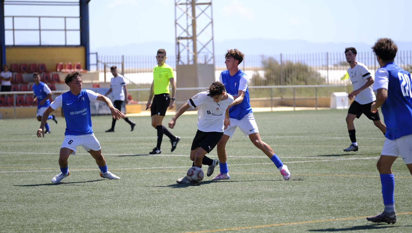 Un jugador del conjunto almeriense intenta irse de un rival durante un encuentro de esta temporada en La Cañada.