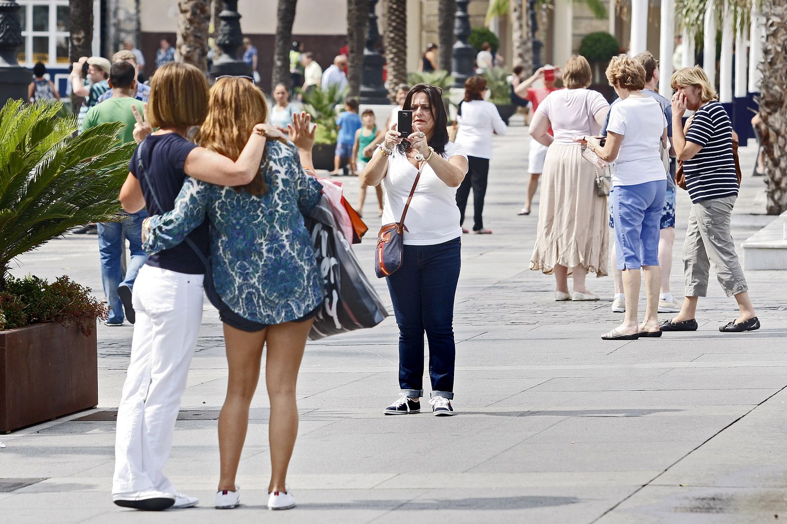 Turistas por la plaza de San Juan de Dios, peatonalizada en 2012