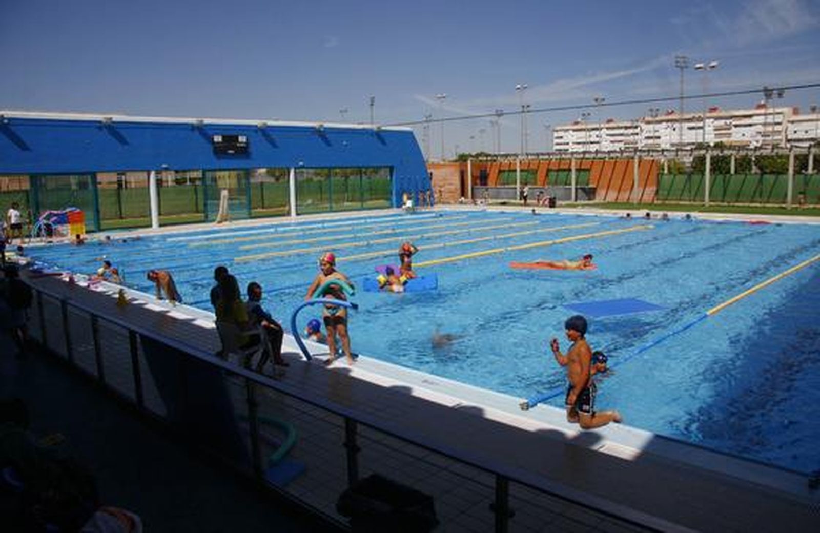 Varios niños practican natación en la piscina del centro deportivo. 

Foto: Belén Vargas