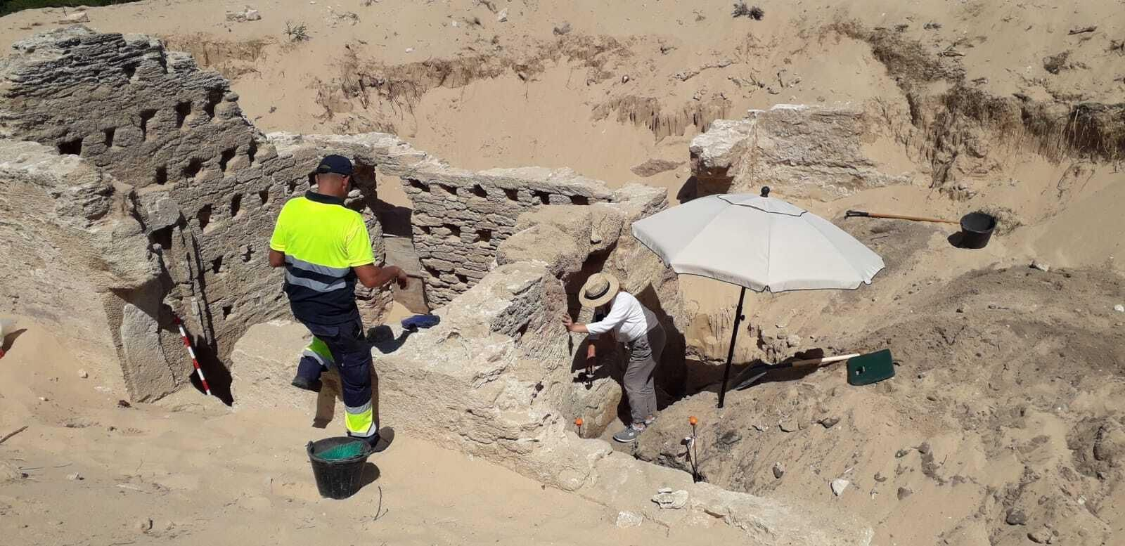 Excavación de las termas romanas en los Caños de Meca
