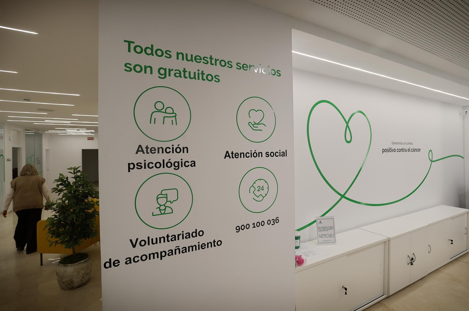 Imágenes de la inauguración de la nueva sede de la "Asociación Española Contra el Cáncer" en Huelva