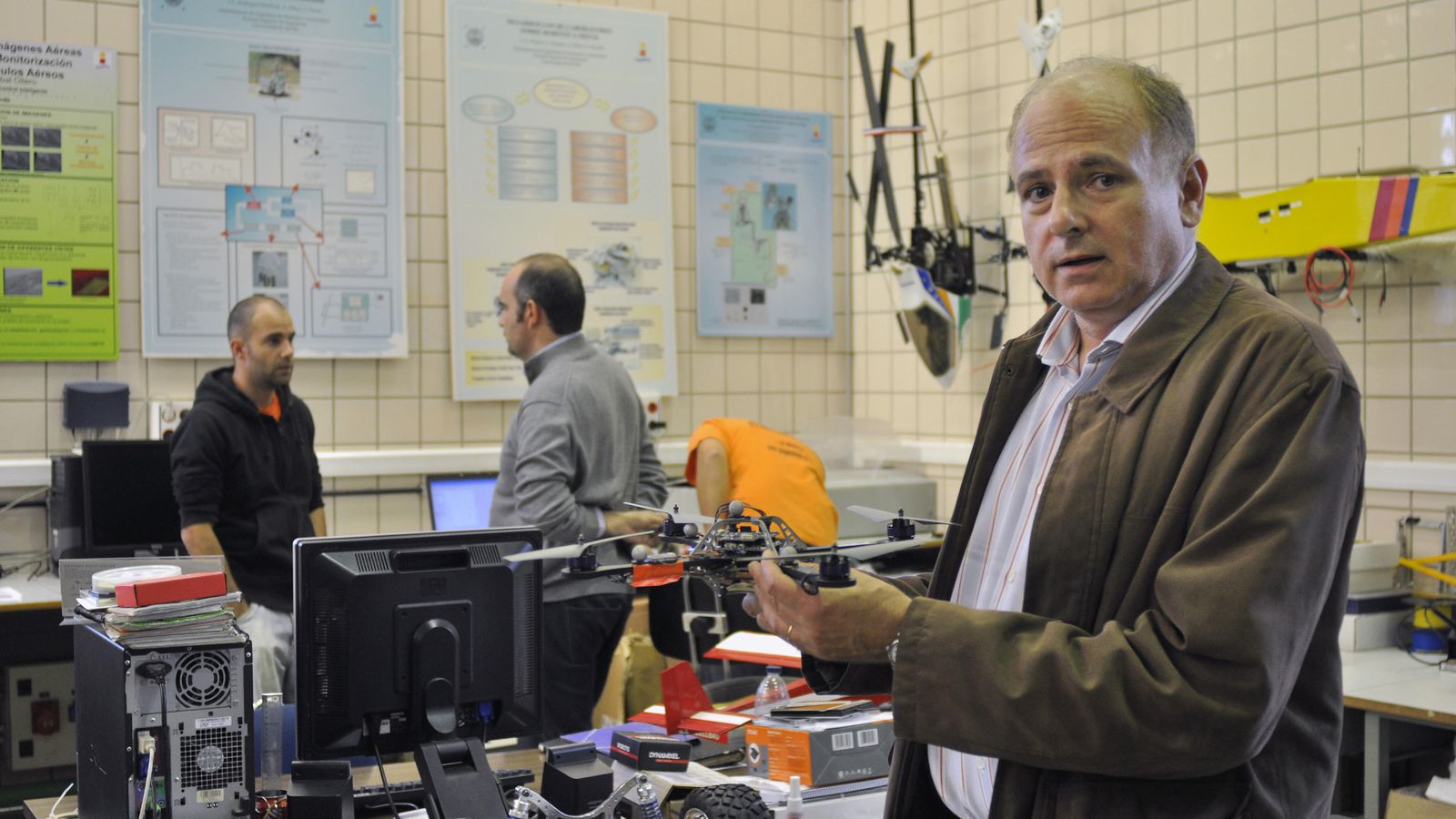 Aníbal Ollero, con uno de los drones desarrollados.