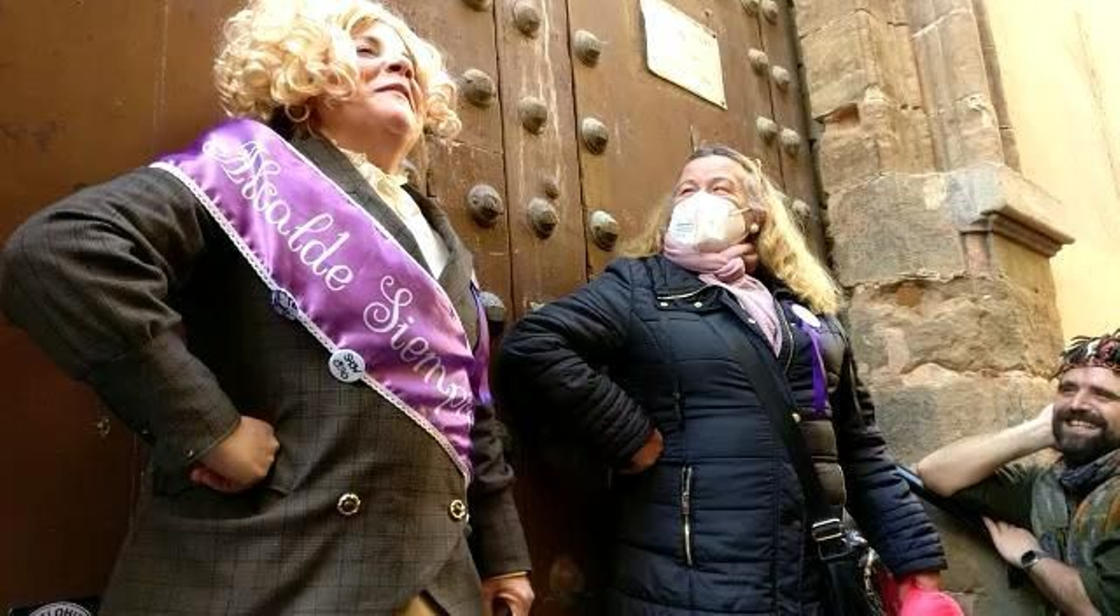 La madre de Kichi, con el romancero 'Salgo de Milagri' que la imita La madre de Kichi, con el romancero 'Salgo de Milagri' que la imita