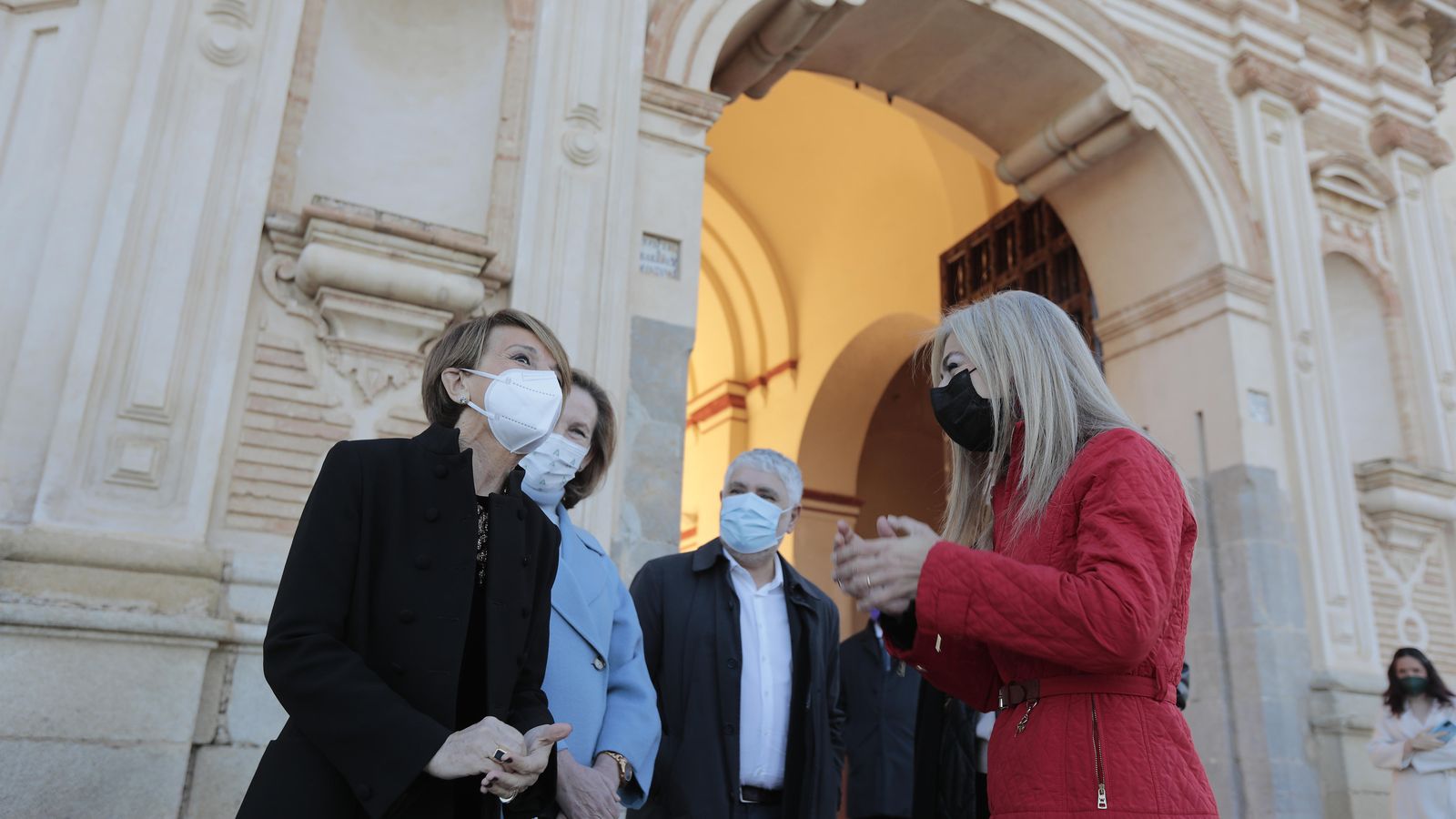 La mecenas con Mar Sánchez Estrella, Juan Antonio Álvarez Reyes y Patricia del Pozo en el CAAC.