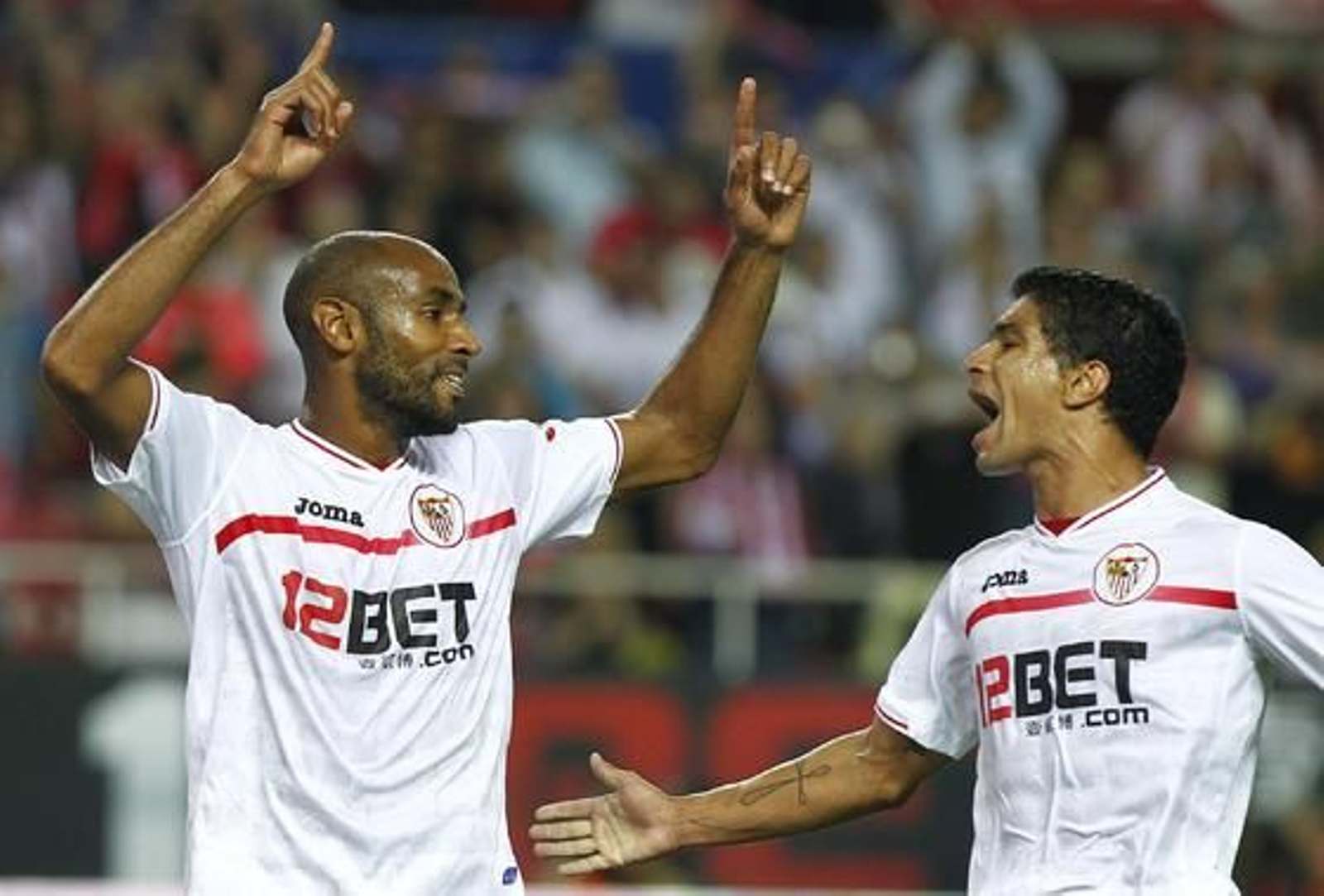 Kanoute celebra con Renato su primer gol. / Antonio Pizarro