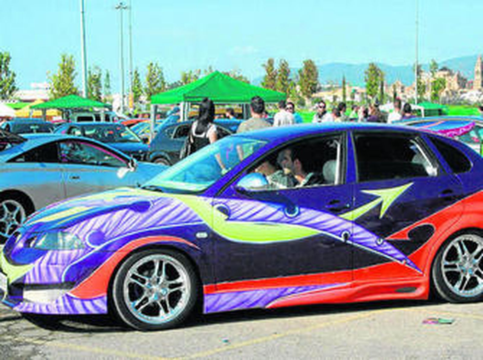 Un coche en una concentración de 'tuning'.