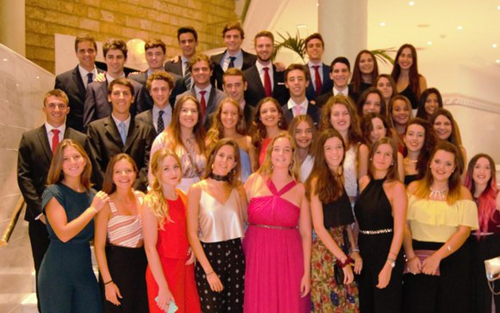 La homenajeada Claudia Gómez Mena, con el grupo de  invitados que asistió a la cena celebrada,en el Hotel Playa con motivo de sus dieciocho cumpleaños. Durante la celebración actuó la chirigota Los Patxis, que amenizó la velada.  Foto: Ignacio Casas de Ciria