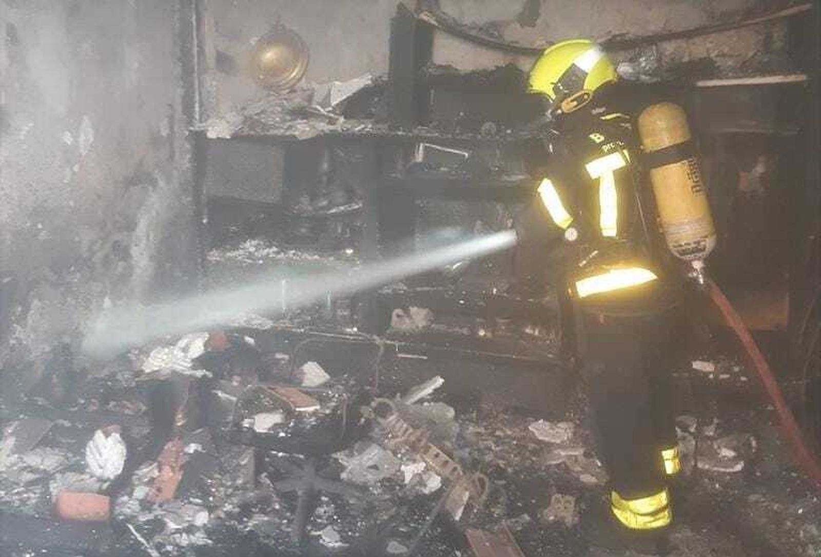 Un bombero durante la intervención en San Mateo.