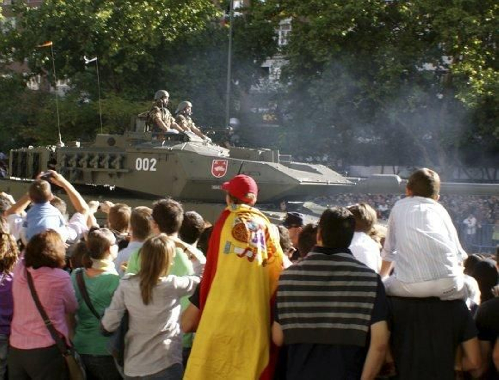 Los Reyes presiden un desfile en el que Zapatero vuelve a ser abucheado