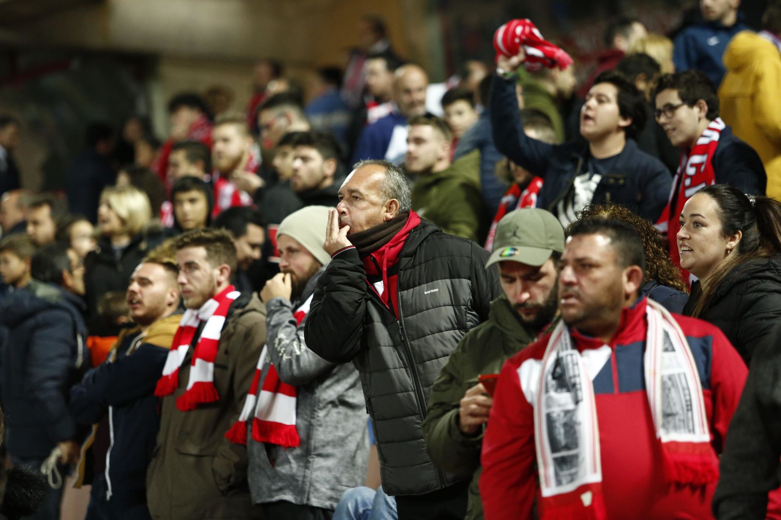 La afición rojiblanca mostró una jornada más su descontento con el colegiado del choque ante el Deportivo.