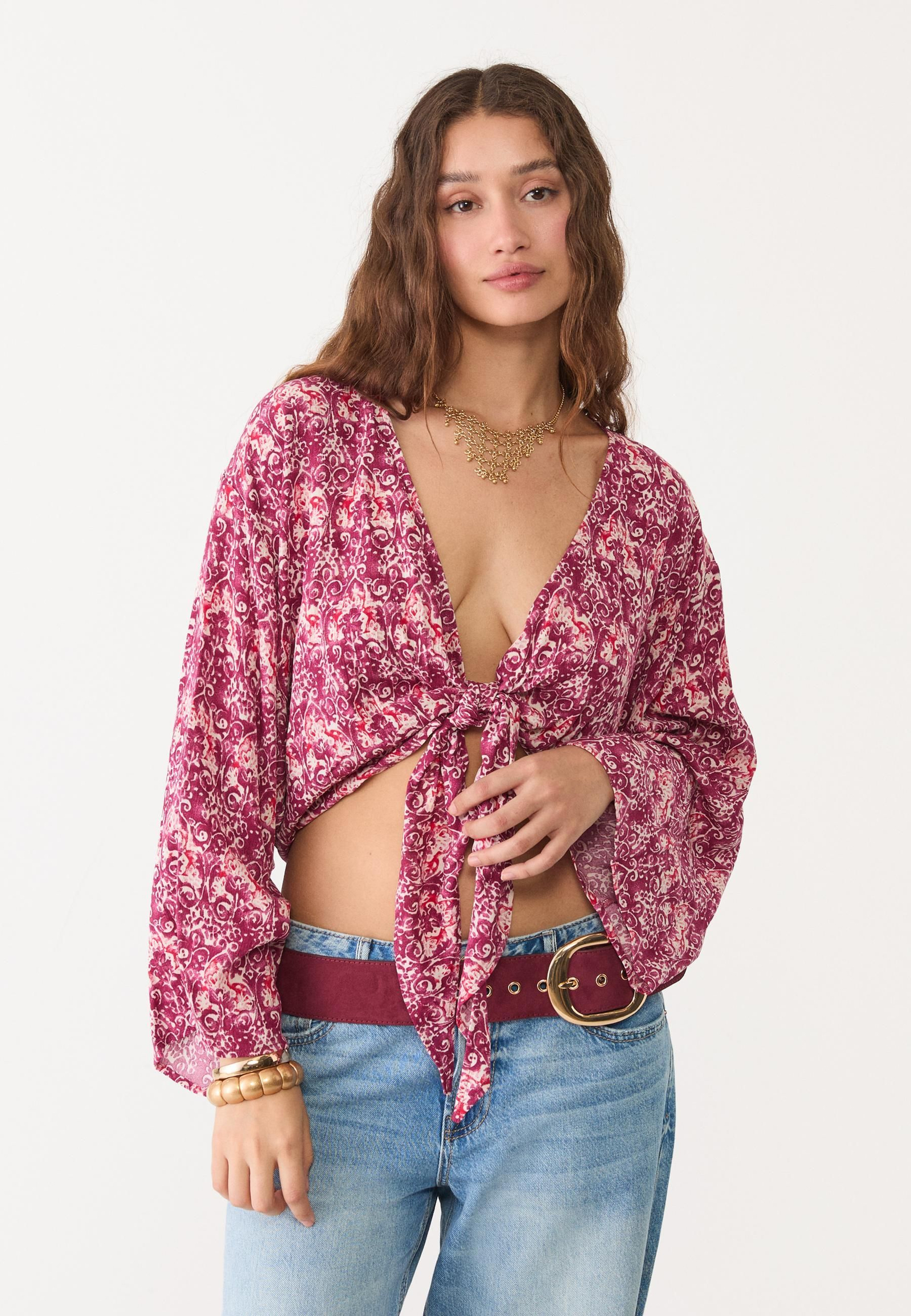Blusa anudada de Stradivarius. Blusa anudada de Stradivarius.