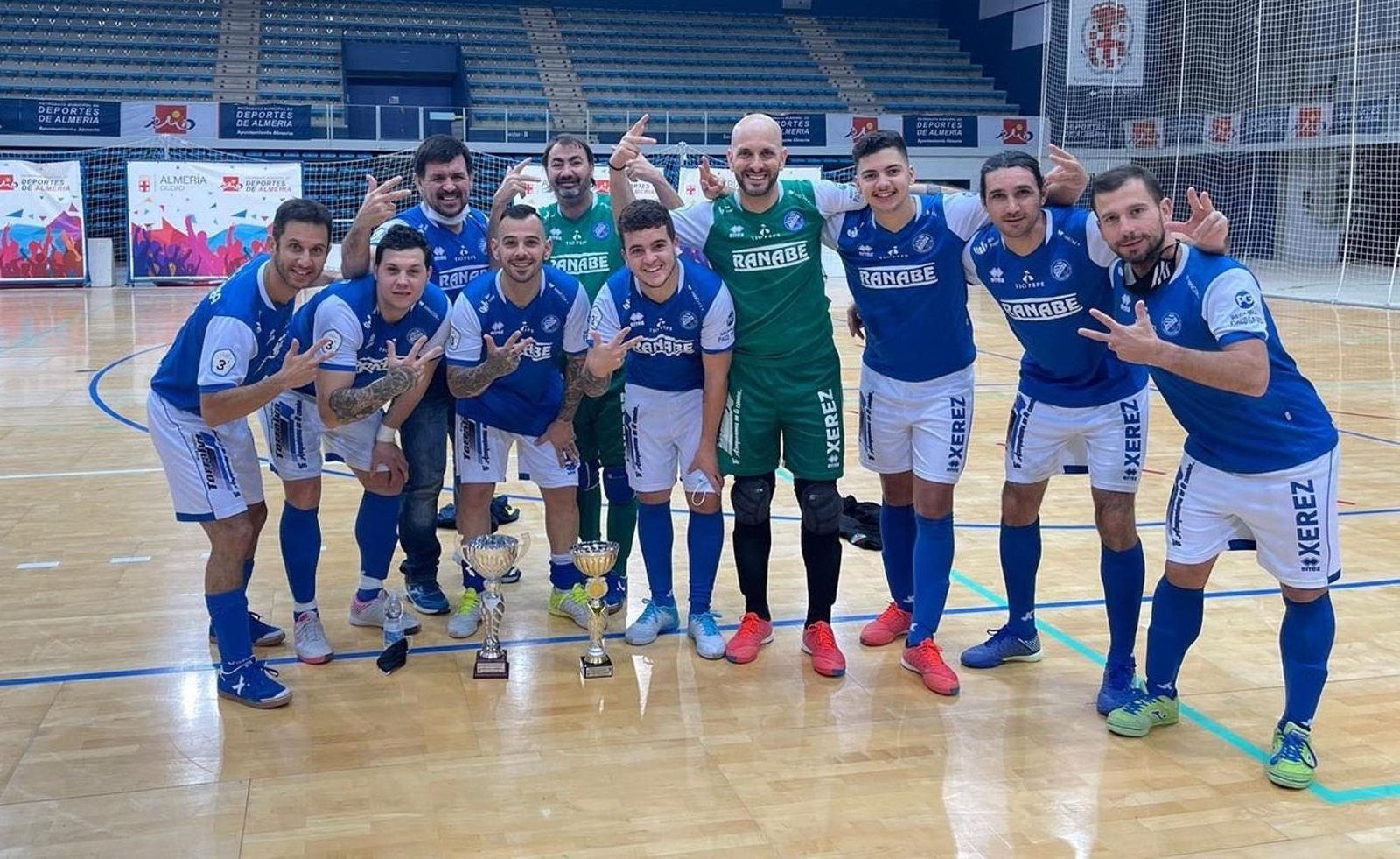 El CDS Jerez posa con los dos trofeos conquistados en Almería.