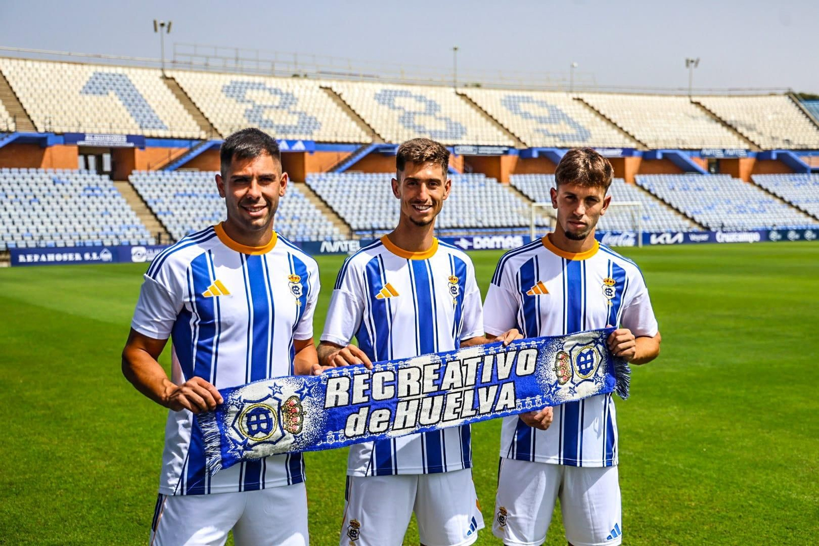 De izquierda a derecha, Roni, Mario da Costa y Antonio Arcos posan con la bufanda del Recre.