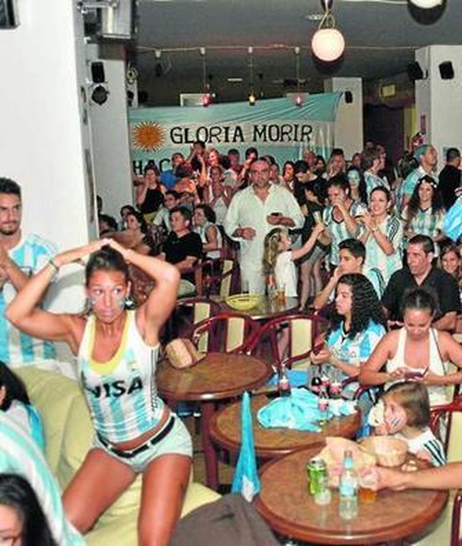 El bar Olimpic (Juan Antonio Cavestany) era blanquiazul argentino.