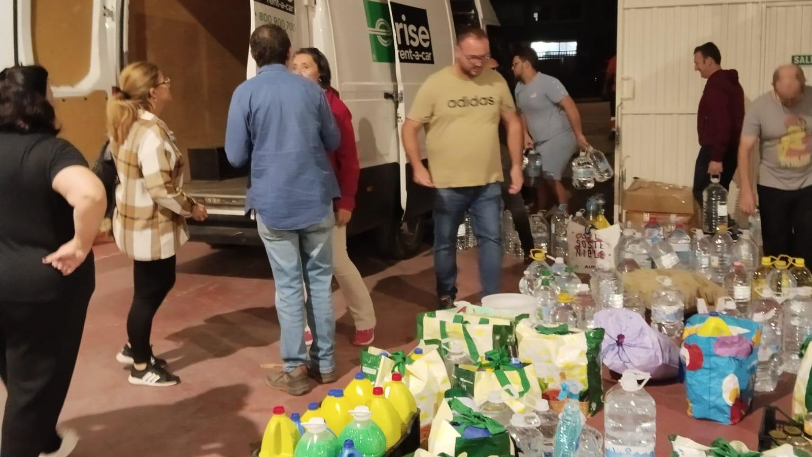 Personal del servicio de playas de Algeciras carga una furgoneta con ayuda para Valencia.